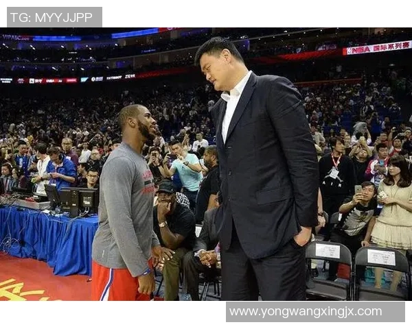 姚明施瓦辛格安检现场趣事揭秘两位巨星的幽默互动引发热议