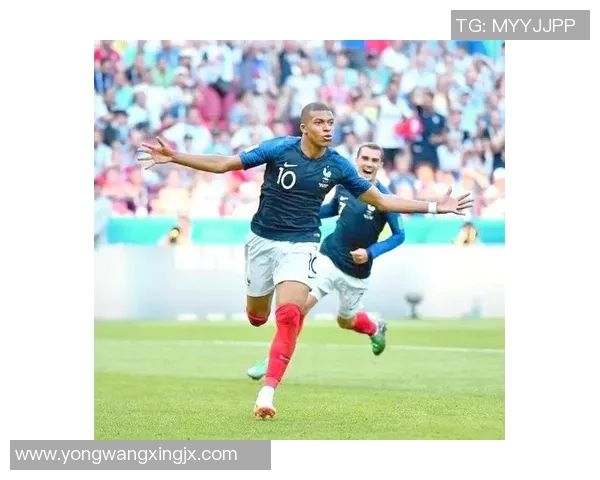 老头与足球明星的精彩互动视频引发热议,感受不一样的足球魅力与情感交流