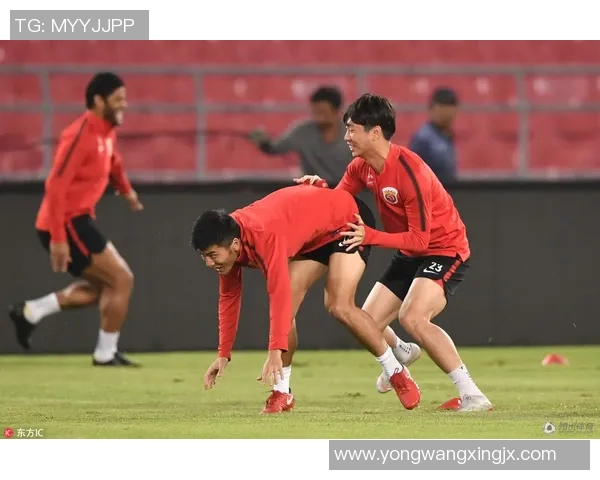 足球明星现场跑位图高清解析助你理解战术布局与球员动态